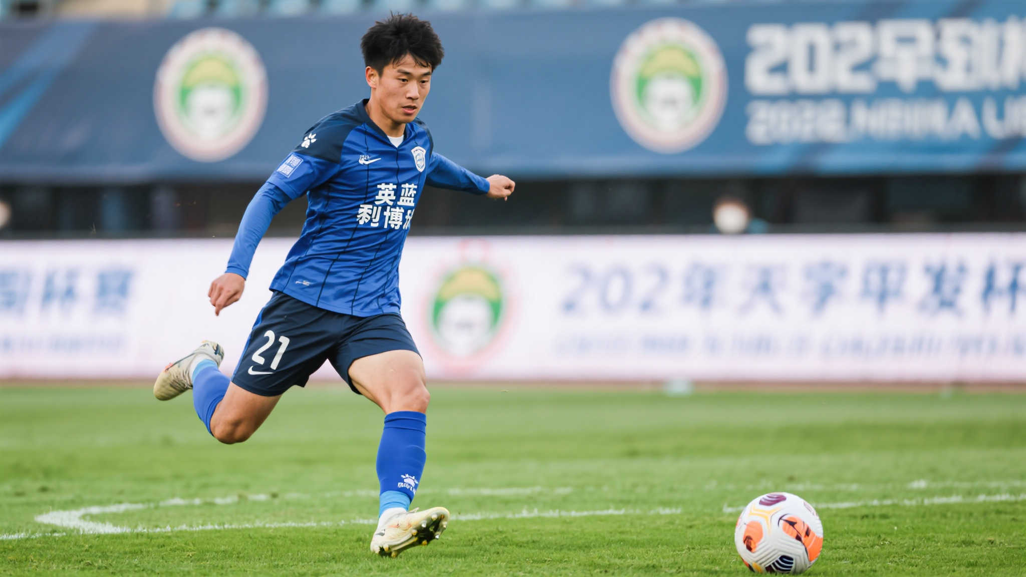 近年来，在中国足球的舞台上，越来越多年轻球员崭露头